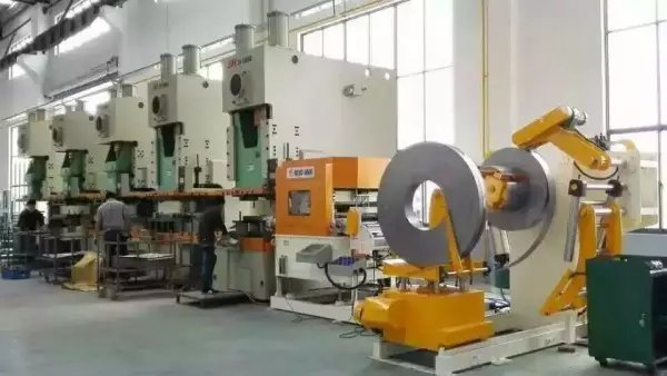 Integrated coil feed line operating beside a row of stamping presses